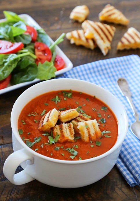 ​Томатно-базиликовый суп с сырными гренками