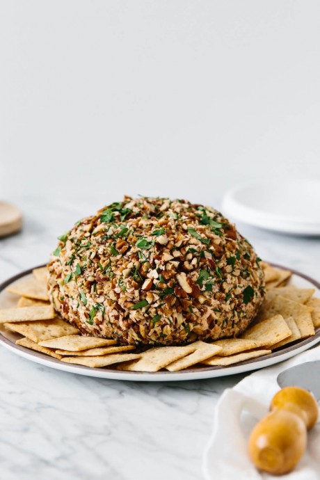 Закусочный шар из копчёной форели, сливочного сыра с пеканом Закусочный шар из копчёной форели, сливочного сыра с пеканом
