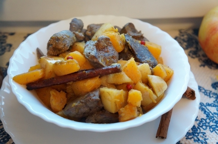 Куриная печень с тыквой и яблоками Куриная печень с тыквой и яблоками