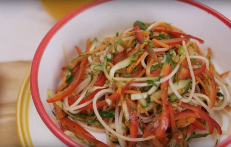 ​Азиатский салат с лапшой и овощами