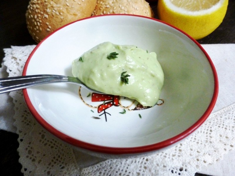 ​Закусочный крем из авокадо и плавленного сыра
