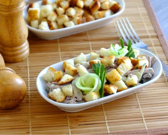 Салат из отварной говядины с фасолью и чесноком