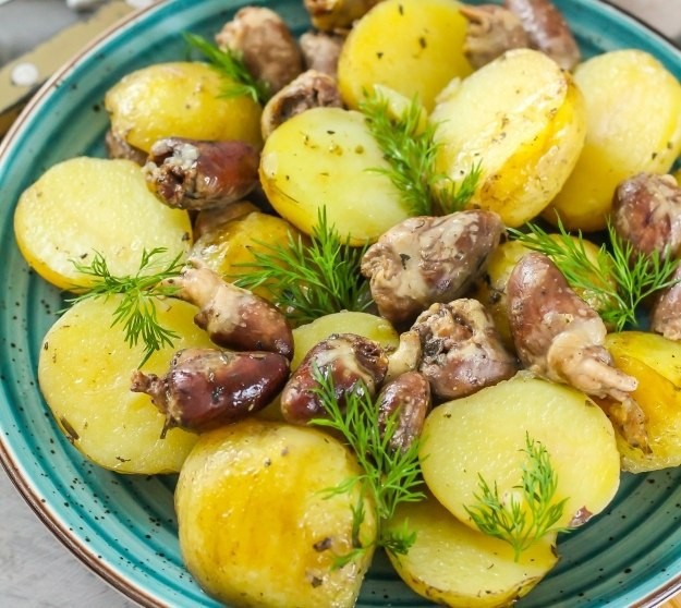 ​Картошка с куриными сердечками в духовке