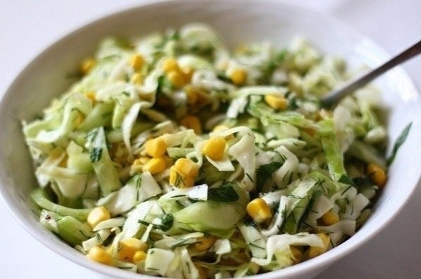 ​Салат с капустой, огурцами и кукурузой