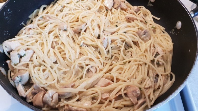 ​Спагетти с курицей и грибами в сливочном соусе