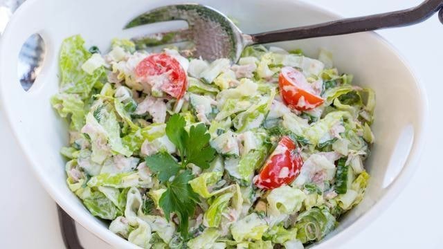 ​Салат с тунцом и овощами