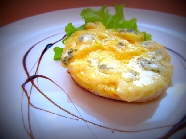 Курица с ананасом под сырной корочкой Курица с ананасом под сырной корочкой