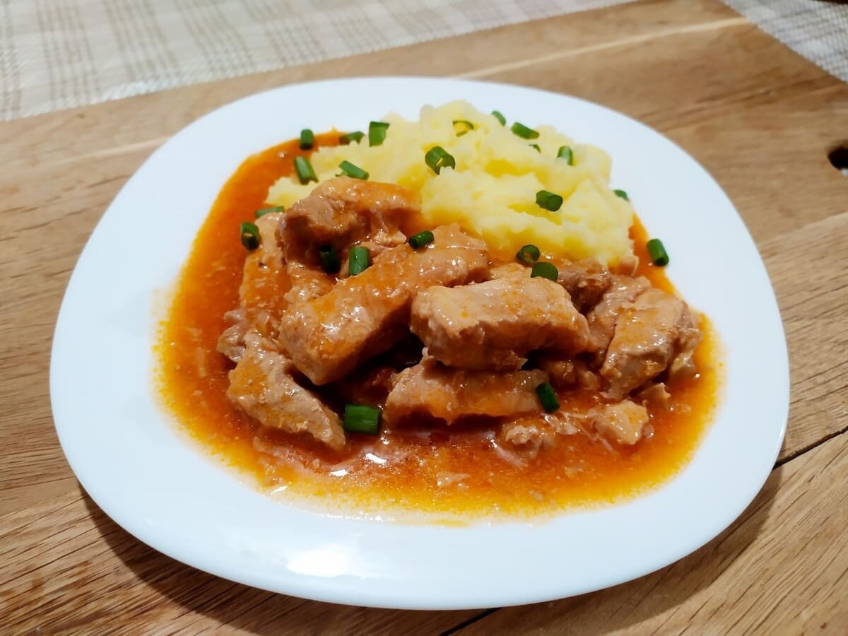 Гуляш из свинины с подливкой