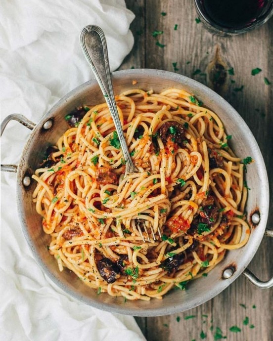 ​Спагетти с маслинами и соусом из свежих томатов