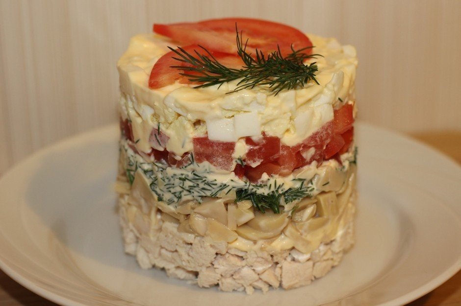 салат с маринованными грибами и куриной грудкой