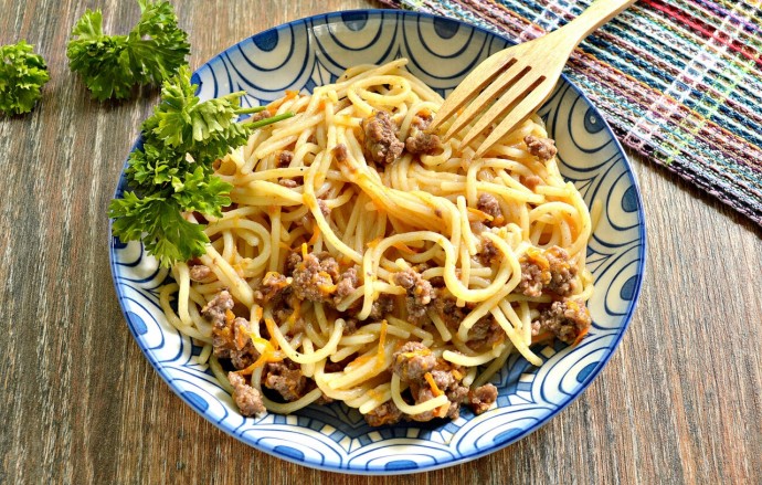 ​Спагетти с фаршем и овощами
