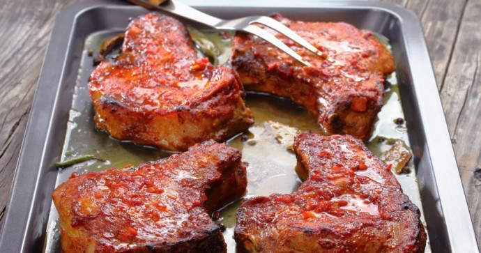 ​Свиные стейки в пикантном маринаде, приготовленные в духовке