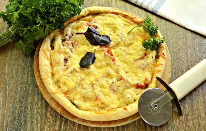 ​Пицца на слоеном тесте с колбасой и помидором по-домашнему