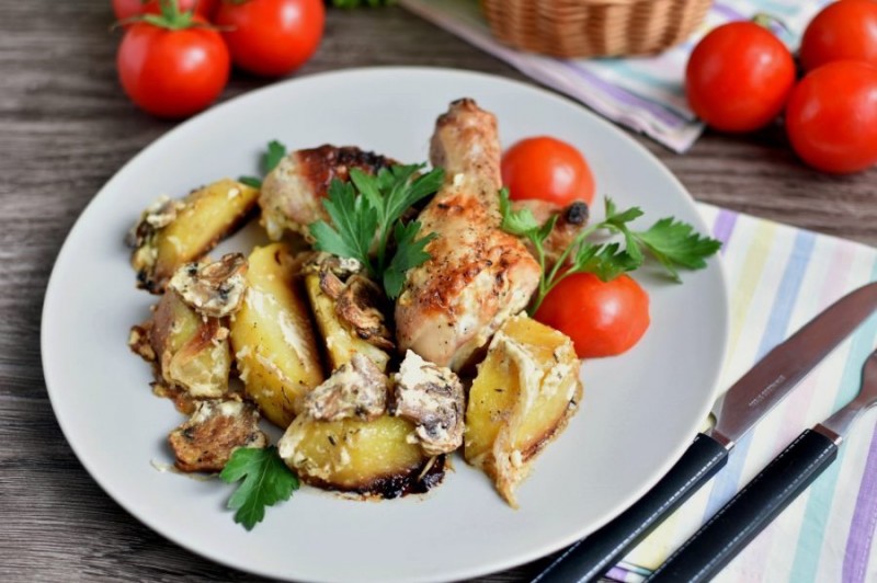 ​Курица с картофелем и грибами в духовке