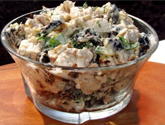 Салат с курицей и черносливом Салат с курицей и черносливом