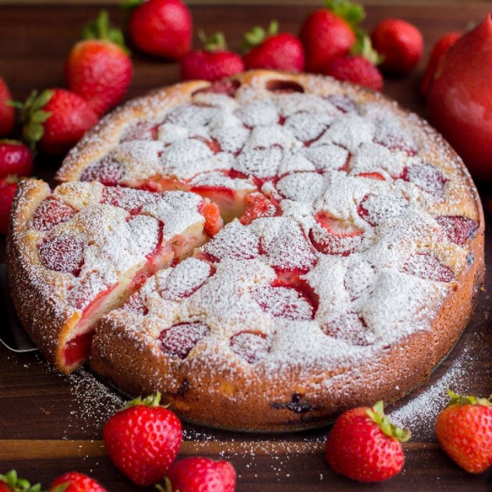 ​Бисквитный пирог с ягодами