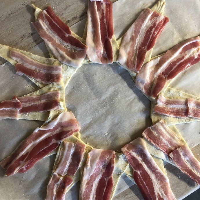 Пирог-венок с беконом, яйцом и сыром Пирог-венок с беконом, яйцом и сыром