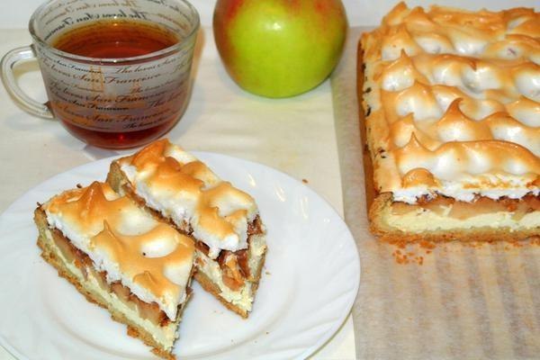 Песочный пирог с творожно-яблочной начинкой и верхушкой безе