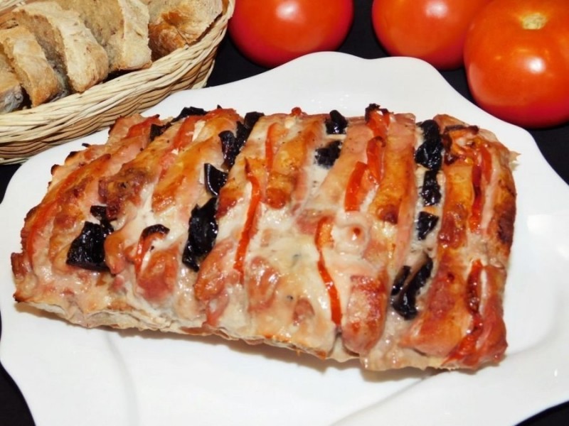 Свинина, фаршированная черносливом и помидорами