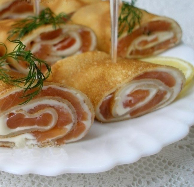 Рулетики из яичного блина и колбасы
