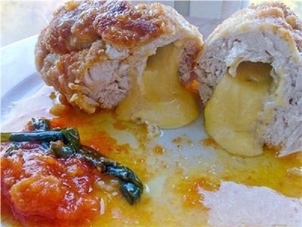 Нескучная грудка (куриная грудка с сыром в сухарях) Нескучная грудка (куриная грудка с сыром в сухарях)