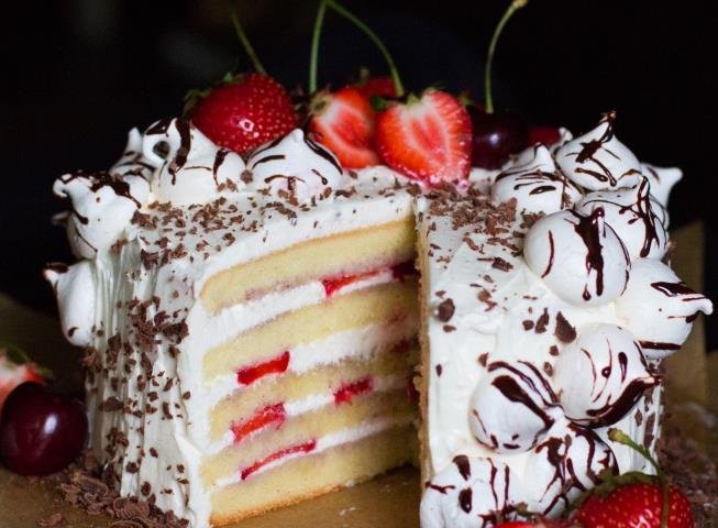 ​Бисквитный торт с кремом и ягодами ⠀