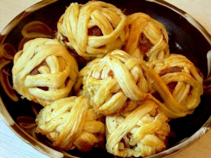 Мясные клубочки в слоеном тесте Мясные клубочки в слоеном тесте