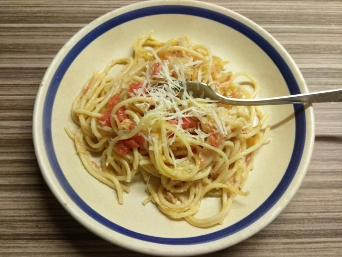 ​Спагетти с тунцом, луком и помидорами
