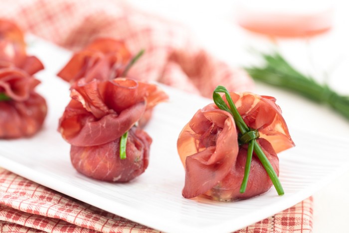 Закуска из прошутто с сыром и оливками Закуска из прошутто с сыром и оливками