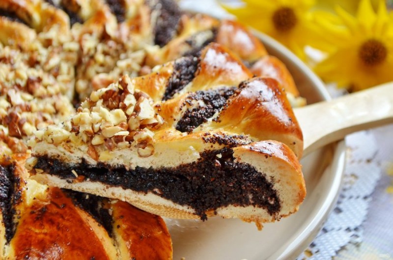 ​Пирог с шоколадной пастой, маком и орехами