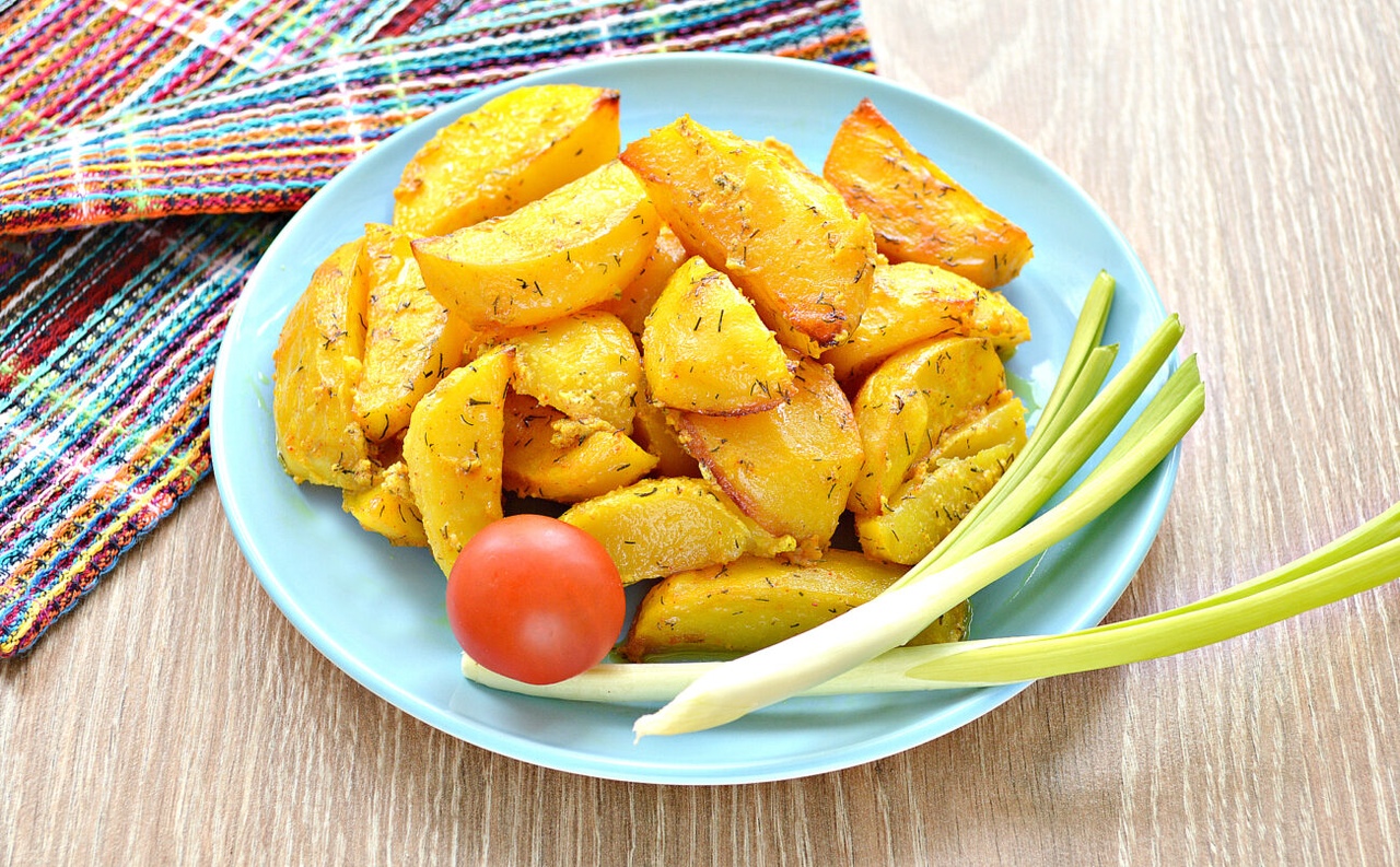 Картофель со сметаной и зеленым луком