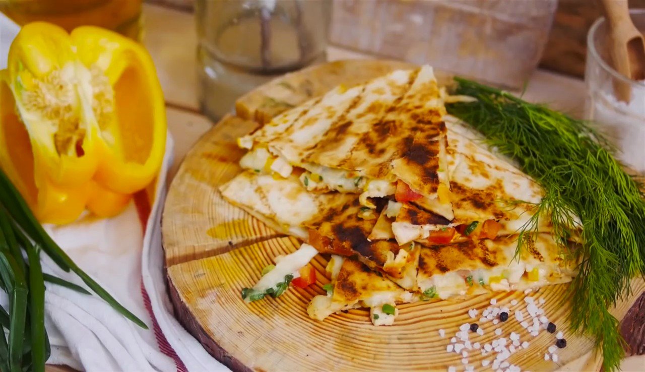 Кесадилья с курицей рецепт с фото. Кесадилья с курицей. Кесадилья с курицей фото. Кесадилья с бананом. Кесадилья с креветками.