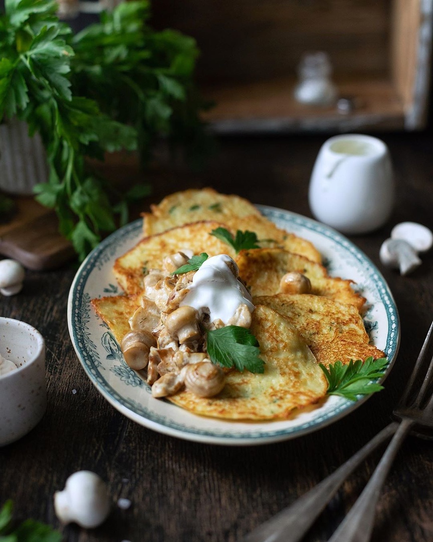 Картофельные драники со сметанно-грибным соусом