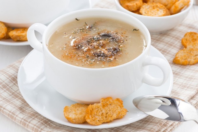 ​Постный картофельный суп-пюре с грибами и гренками