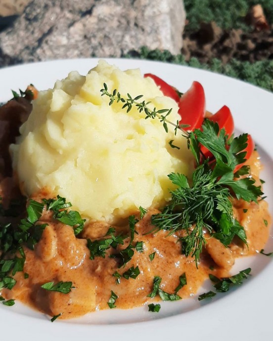 Говядина по-строгановски с грибами и картошкой Говядина по-строгановски с грибами и картошкой