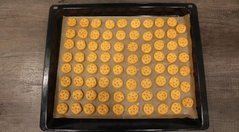 Сырное печенье с кетчупом и майонезом Сырное печенье с кетчупом и майонезом