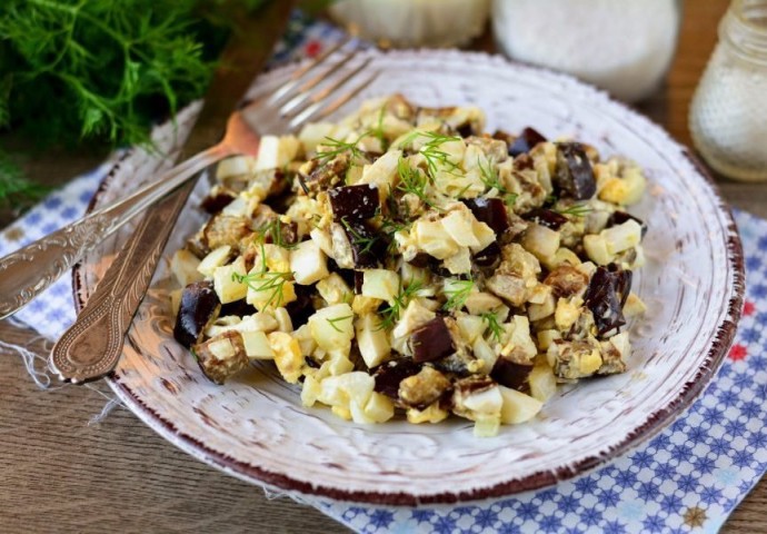 Теплый салат с луком и баклажанами