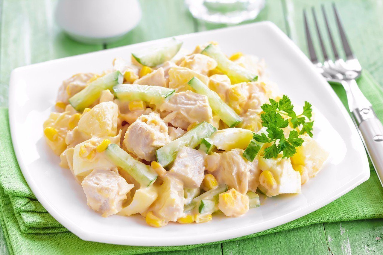 салат с сельдереем и курицей и сыром