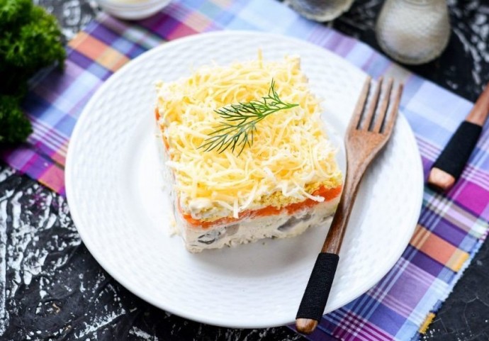 Слоеный салат с куриным филе и грибами Слоеный салат с куриным филе и грибами
