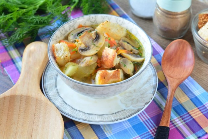 Грибной суп с сухариками Грибной суп с сухариками