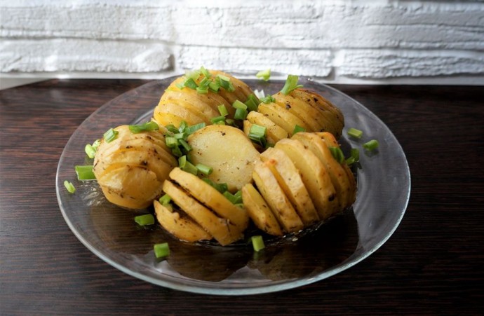 ​Чесночная картошка-гармошка