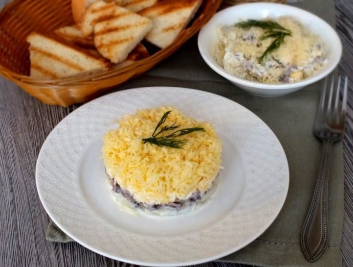 ​Салат с отварной говядиной, сыром и маринованным луком
