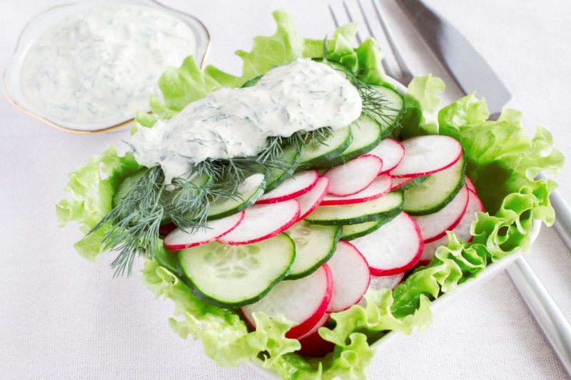 Быстрый салат из редиса и огурца