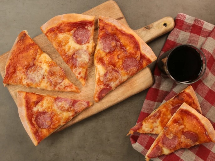 ​Домашняя пицца с колбасой