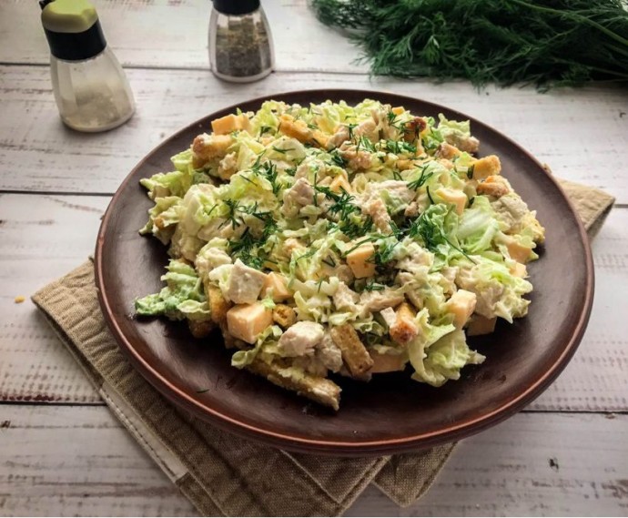 Салат из пекинской капусты, куриной грудки и сухариками Салат из пекинской капусты, куриной грудки и сухариками