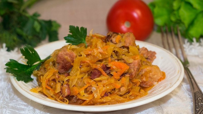 Капуста тушеная с мясом и грибами