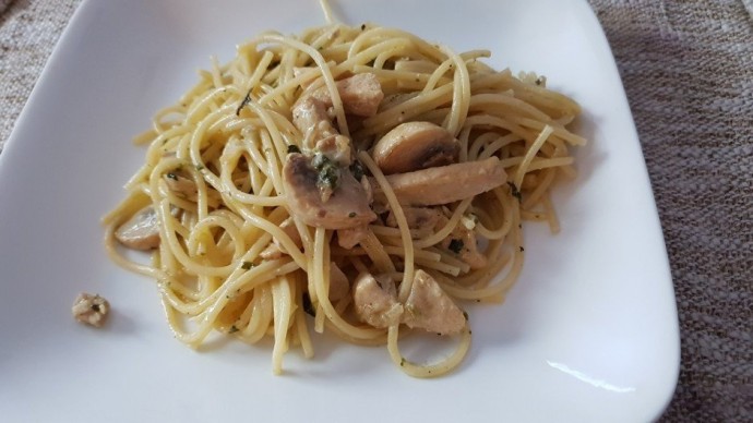 ​Спагетти с курицей и грибами в сливочном соусе