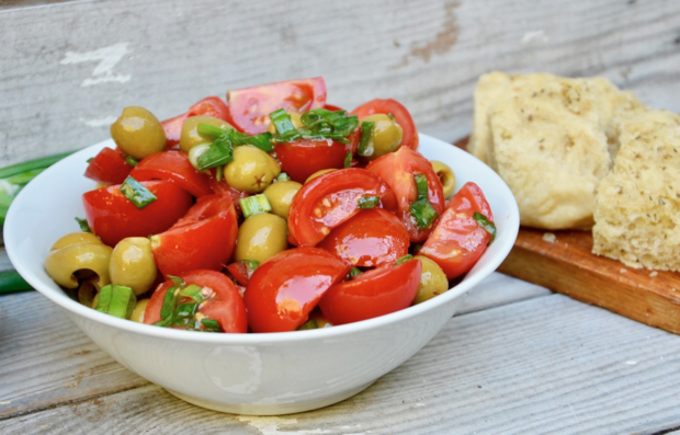 ​Салат с помидорами и оливками