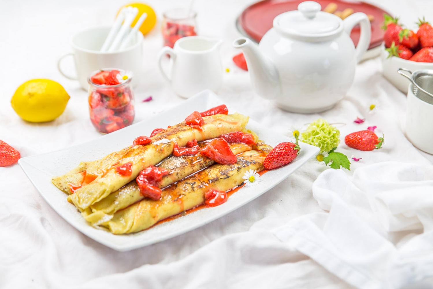 Блины с рикоттой и клубникой
