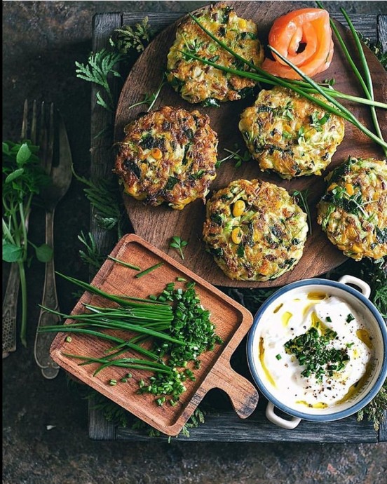 Овощные котлеты с зеленью, кукурузой и чесноком Овощные котлеты с зеленью, кукурузой и чесноком
